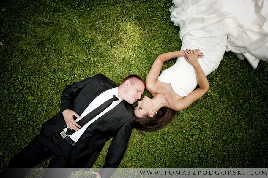 Zdjęcie ślubne w trawie