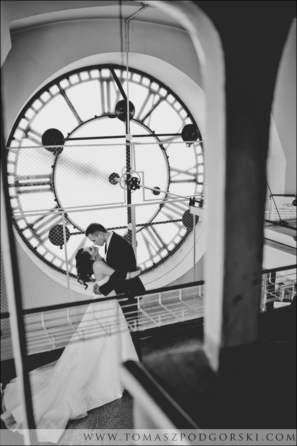 Zdjęcie ślubne na wieży zegarowej